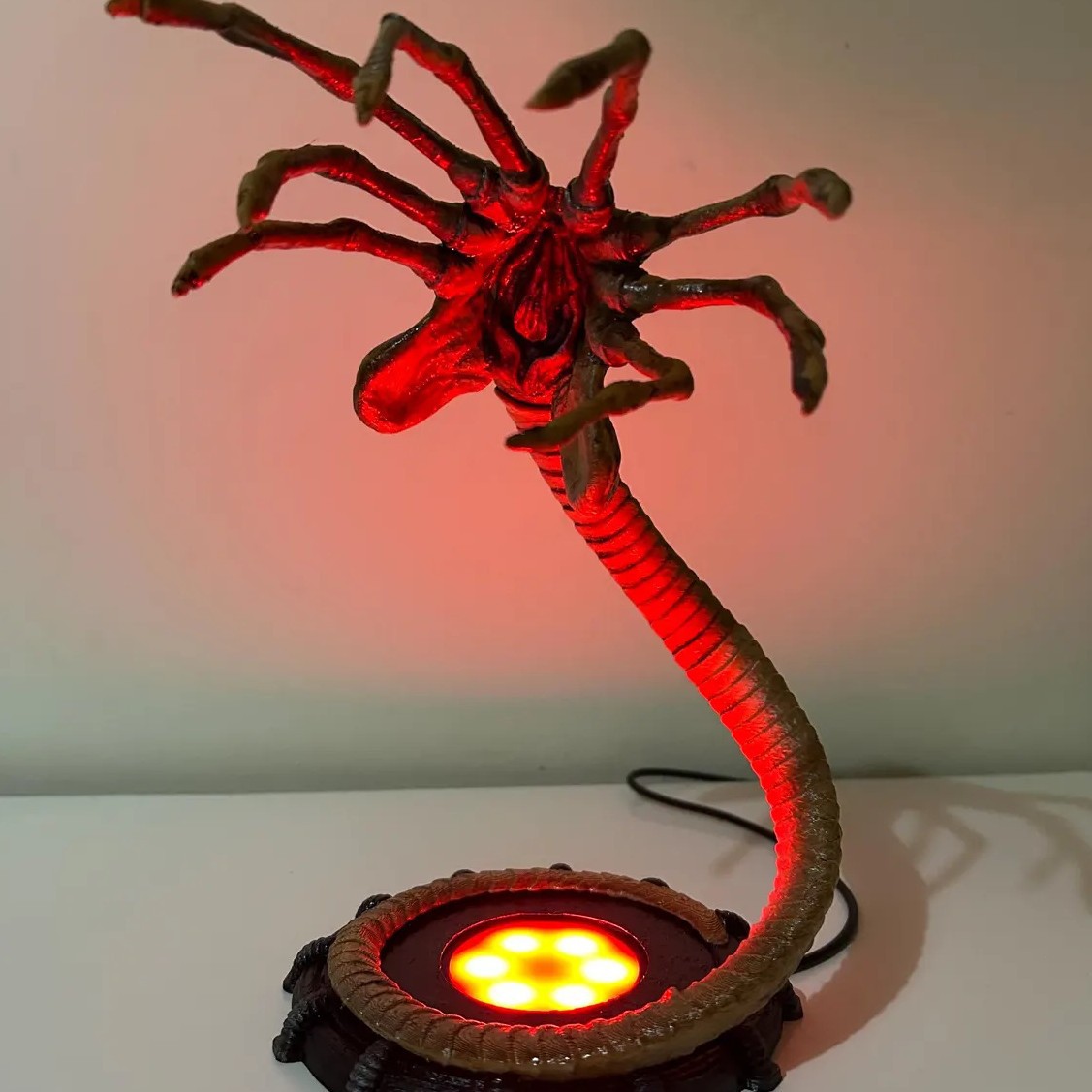 Lampe Alien Facehugger, veille - Home Decor Light avis et prix